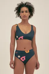 Bikini tipo vintage de los 90's, con corte alto a la cintura y faja ancha, confeccionado en poliamida reciclada.