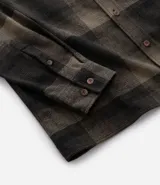 Camisa regular de algodón con estampado de cuadros en tonos verde y negro, cuello camisero, manga larga, abotonada al frente y bolsillo en el pecho.