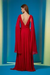 Vestido largo de diseño elegante en color verde, con escote en V y mangas tipo capa.