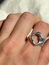 Anillo de plata 925 con diseño irregular y asimétrico.