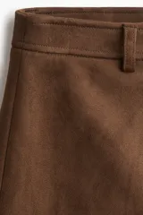 Pollera corta de corte evasé, color marrón oscuro, con cierre y botón frontal.