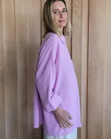 Camisa celeste de corte amplio, con cuello clásico y mangas largas.