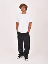 Remera negra de manga corta y cuello redondo, corte recto.