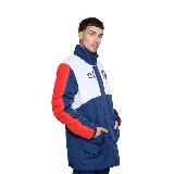 Campera larga acolchada Umbro Heritage del Club Nacional de Football, con diseño en bloques de color azul, blanco y rojo. Presenta cuello alto, cierre frontal con botones a presión, bolsillos laterales y escudo del club bordado en el pecho.
