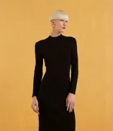 Vestido midi negro de tejido de punto acanalado, con cuello alto y mangas largas.