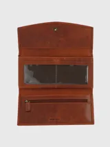 Billetera de cuero color marrón con cierre de solapa y logo de la marca grabado en el frente.