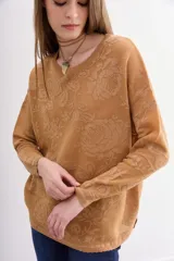 Sweater color ocre con diseño floral en jacquard y lurex a tono, escote redondo y mangas largas.