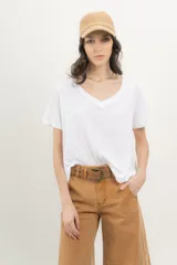 Remera blanca con escote en V y manga corta, de corte relajado.
