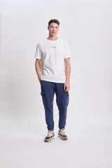 Pantalón deportivo cargo jogger azul marino con bolsillos laterales y tobillos ajustados.