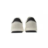 Championes urbanos New Balance modelo 440, color blanco con detalles en negro y beige, confeccionados en gamuza y malla, con logo "N" característico en los laterales.