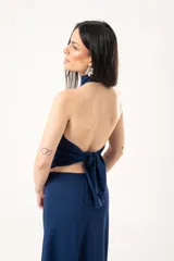 Top halter azul con espalda descubierta y lazo en la espalda.