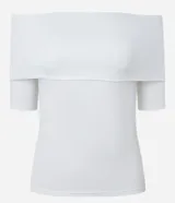 Blusa blanca con escote hombro a hombro y mangas 3/4.