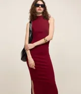 Vestido midi de punto acanalado color borgoña, con cuello alto y sin mangas. Corte recto y textura acanalada.