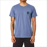 Remera de manga corta color azul deslavado, con cuello redondo y un pequeño estampado de un símbolo espiralado con la palabra "Katin" debajo en el pecho izquierdo.