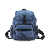 Mochila negra de nylon con tapa y broche metálico. Tiene apertura superior con broche, bolsillos internos, bolsillo con cierre metálico al frente y laterales. Tiene asas rígidas de mano y correas regulables para colgar en la espalda.