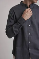 Camisa marrón de lino con cuello mao y mangas largas.