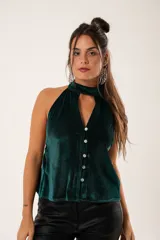Top verde esmeralda de terciopelo con cuello halter, abertura en el pecho y botones frontales.