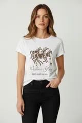 Remera blanca de algodón con cuello redondo y estampado de tres caballos marrones y texto "Western Glory Rodeo Heart and Soul".