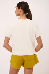 Remera marrón a rayas horizontales blancas, celestes y bordó, de algodón.