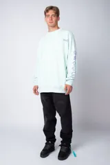 Buzo negro de corte oversize con cuello redondo y mangas largas. Presenta un pequeño logo estampado en el pecho y un diseño de empanadas y textos en la manga.