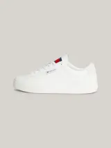 Zapatillas Tommy Jeans Essential de cuero blanco, con cordones y suela cupsole de goma. Presentan el logo de Tommy Jeans en la lengüeta y en el talón.