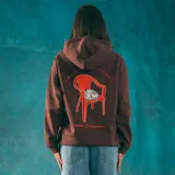 Canguro marrón con capucha, bolsillo delantero y puños y cintura acanalados. Estampado en el pecho con el logo de la marca, una silla y la frase "Sin Siesta No Hay Fiesta".