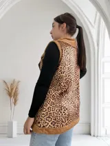 Chaleco largo sin mangas con estampado animal print y cuello de piel sintética color beige.