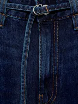Pantalón de jean azul oscuro, corte wide leg, tiro medio, con cinco bolsillos y trabillas.