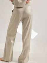 Pantalón de viscosa y lino color dorado, de corte Oxford y tiro alto, con bolsillos laterales.