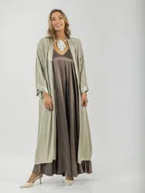 Kimono largo color marfil con bordes de satén.