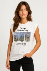 Remera blanca de algodón con mangas cortas, cuello redondo y estampado con imágenes de cartas de tarot y texto en negro.