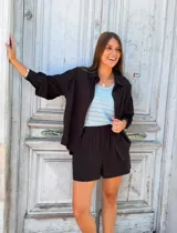 Conjunto de short y camisa color blanco.