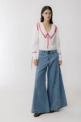 Pantalón de jean celeste de corte wide leg.