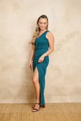 Vestido largo de fiesta color verde esmeralda, con escote asimétrico, un solo tirante ancho y tajo lateral en la falda.