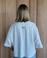 Remerón marrón de algodón, corte holgado y mangas cortas.