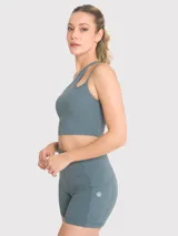 Top deportivo negro asimétrico de un hombro con una mini abertura y una tira delgada. Cuenta con sujetador integrado en el interior y almohadillas removibles.