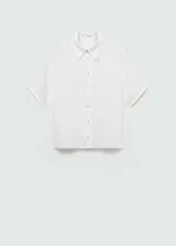 Camisa blanca de lino con cuello clásico, manga corta y cierre frontal con botones.