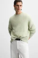 Sweater verde claro de lana y alpaca, con cuello redondo y mangas largas.