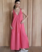Vestido largo color rosado, con breteles finos y escote en V. Corte holgado y bolsillos laterales.