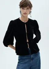 Camisa negra de terciopelo con mangas 3/4 abullonadas y escote con lazos.