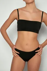 Bandeau negro liso, sin tirantes, confeccionado en tejido de punto elástico.