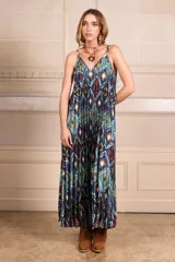 Vestido largo de seda con estampado geométrico en tonos azul, rojo, blanco y amarillo.