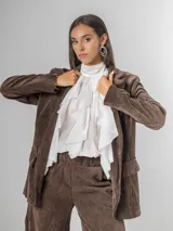 Blazer de corderoy marrón chocolate, con corte oversized, solapas de muesca y cierre frontal.