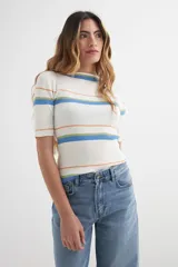 Sweater de punto color beige con rayas horizontales en naranja y blanco, de mangas cortas y cuello redondo.