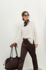 Sweater de punto gris con cuello en V y ribetes en contraste.