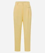 Pantalón zanahoria de cintura alta color amarillo pastel, confeccionado en viscolino con 15% de lino, con trabillas en la cintura, solapas con botón abajo de la cintura, pliegues y cierre tradicional.