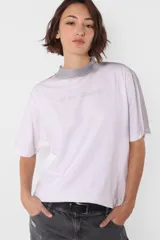 Remera lila con cuello alto y estampado frontal con la frase "Hot and Damaged". Diseño de mangas largas con corte a la altura del codo.