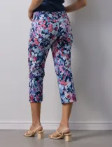Pantalón capri de gabardina elastizada estampada, marca Zac & Rachel. Con pretina ancha elastizada.