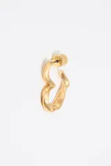 Par de aros dorados con forma de corazón irregular y textura ondulada.