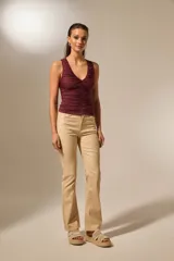 Top negro sin mangas de poliéster, con escote en V profundo y frunces en la parte delantera.